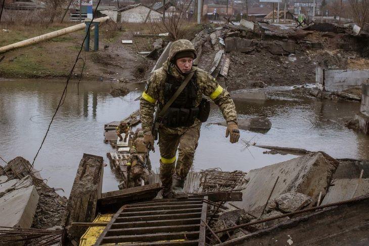 Ukrán katonák egy mobil átkelőponton. A Dnyeper bal oldalán is megjelentek már. Fotó: Volodimir Zelenszkij/Facebook