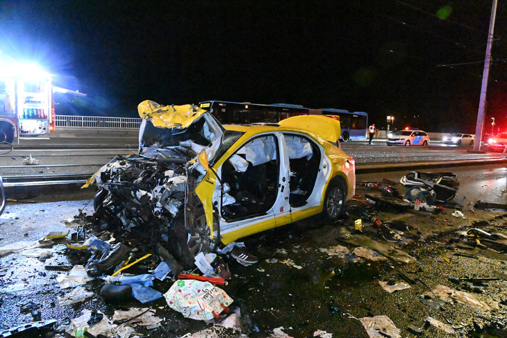 Sérült taxi az Árpád hídon, ahol összeütközött három autó 2024. július 3-án. A balesetben hárman életüket vesztették 