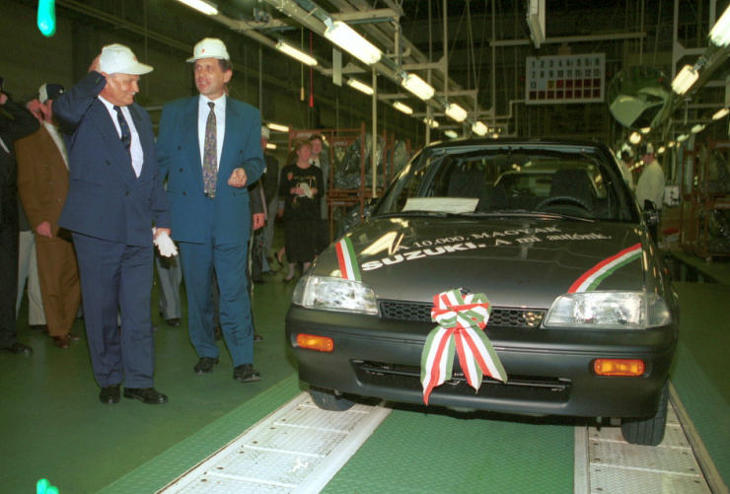 A Suzuki az elsők között lépett a magyar piacra - Göncz Árpád köztársasági elnöknek ajándékozták a 10 ezredik autót (Fotó: MTI / Mónos Gábor)