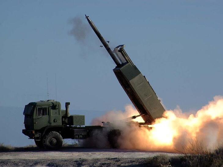 High Mobility Artillery Rocket System (HIMARS) típusú, precíziós rakétarendszer.