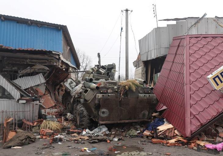 Egy megsemmisült orosz páncélozott harci jármű roncsa a Kijev megyében fekvő és az ukrán hadsereg által visszafoglalt Nova Baszanban 2022. április 1-jén. Fotó: MTI/EPA