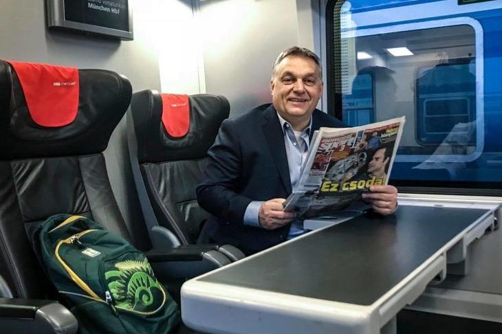 Orbán Viktor Nemzeti Sportot olvas egy vonaton. Fotó: Facebook/Orbán Viktor  