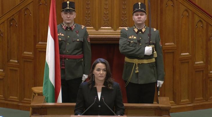 Novák Katalin a köztársasági elnöki eskü letétele közben. Forrás: Parlamenti közvetítés