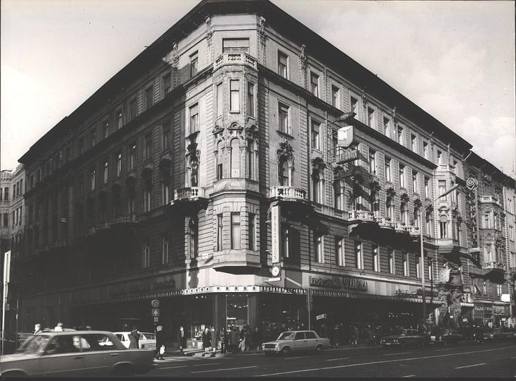 Barangoljon a régi idők Budapestjén! A képen az V. kerület Kossuth Lajos utcája. Fotó: Budapest Főváros Levéltára 