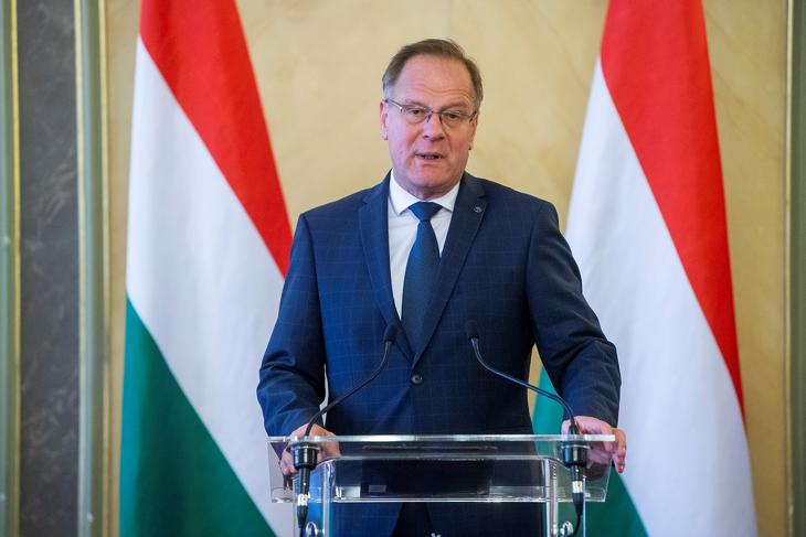 Navracsics Tibor beszédet mond az új kormánybiztosok bemutatásán Budapesten 2022. május 30-án. Fotó: MTI/Balogh Zoltán