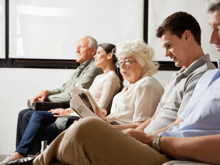 Mi történik? Tódul a nép az egészségpénztárakba