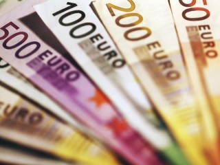 Nagyot zuhant a forint, ennyibe kerül az euró