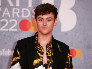 Tom Daley nem csak a teljesítménye miatt lopta be magát a sportrajongók szívébe. A fotó a 2022-es The BRIT Awards-on készült