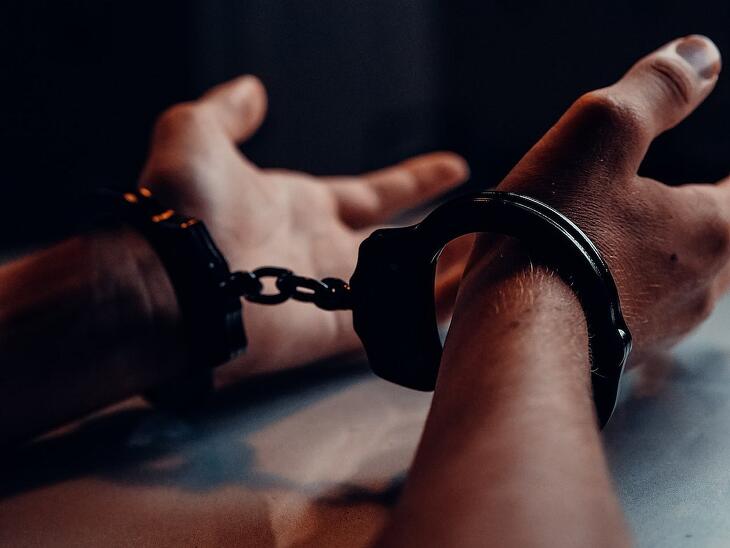 Az érdeklődőkkel szerződéseket kötöttek, de a sértettek a szerződésben foglalt épületekhez nem jutottak hozzá, és a befizetett pénzüket sem látták viszont