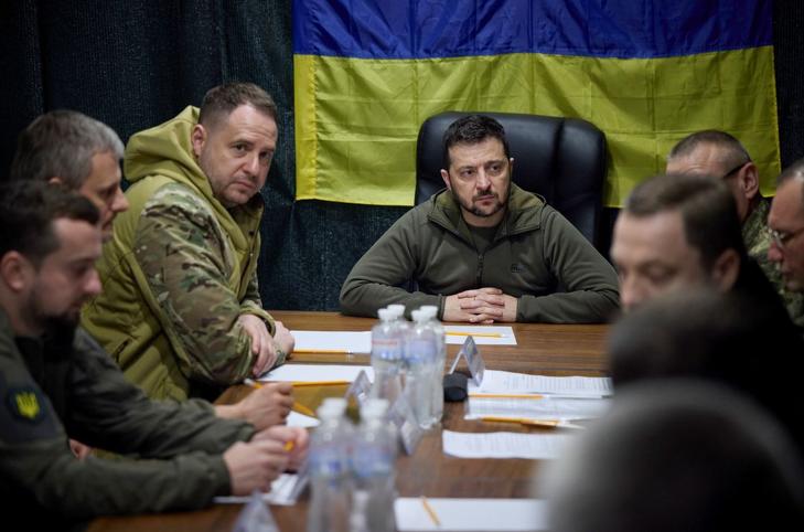 Az ukrán elnöki sajtóiroda által közreadott képen Volodimir Zelenszkij ukrán elnök (k) ukrán katonai vezetőkkel tárgyal az ukrán fennhatóság alá visszakerült dél-ukrajnai Herszonban 2022. november 14-én.  Fotó: MTI/APA