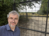 Hadházy Ákos Hatvanpusztán rostokolt – autójának kiszúrták a kerekeit