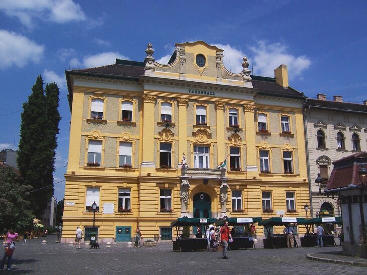 Áll a bál az óbudai városházán