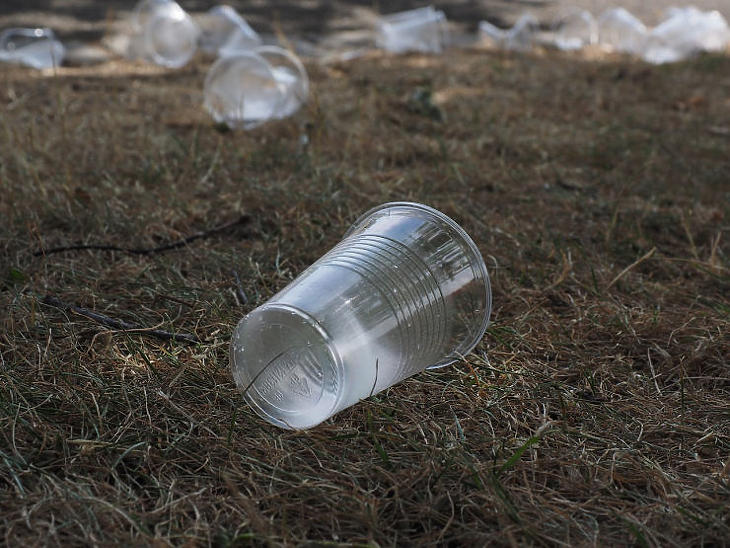 Az eldobált műanyag poharak óriási terhelést jelentenek a körnezet számára (Forrás: Pixabay)