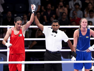 Hámori Anna Luca (kék) és a győztes algériai Imane Khelif a női ökölvívók 66 kilogrammos súlycsoportja negyeddöntőjének végén a 2024-es párizsi nyári olimpián az Észak-párizsi Arénában 2024. augusztus 3-án. Hámori Luca az ötödik helyen végzett, miután egyhangú pontozással kikapott Iman Heliftól