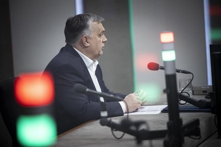 Orbán Viktor egy korábbi rádióinterjúban. Fotó: Orbán Viktor: aki fegyvert küld, finanszírozza az egyik felet, az már mindegy, mit nyilatkozik, benne van a háborúban. Fotó: MTI/Miniszterelnöki Sajtóiroda/Fischer Zoltán 