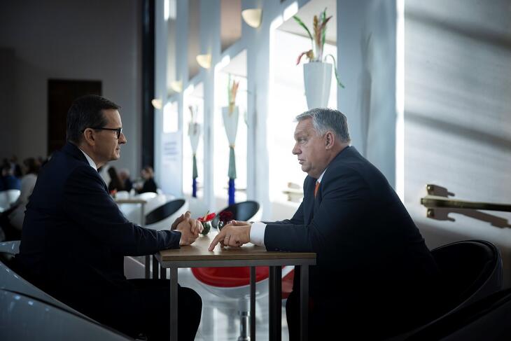 Orbán Viktor és Mateusz Morawiecki egy korábbi találkozója - csak pozíciók erősítéséért flörtöltek a Patriótákkal a lengyel képviselők?