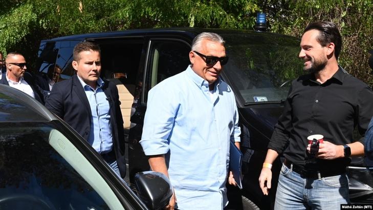 Orbán Viktor érkezik a Polgári Piknikre a kötcsei Dobozy-kúriához 2022. szeptember 10-én. Fotó: MTI, Máthé Zoltán