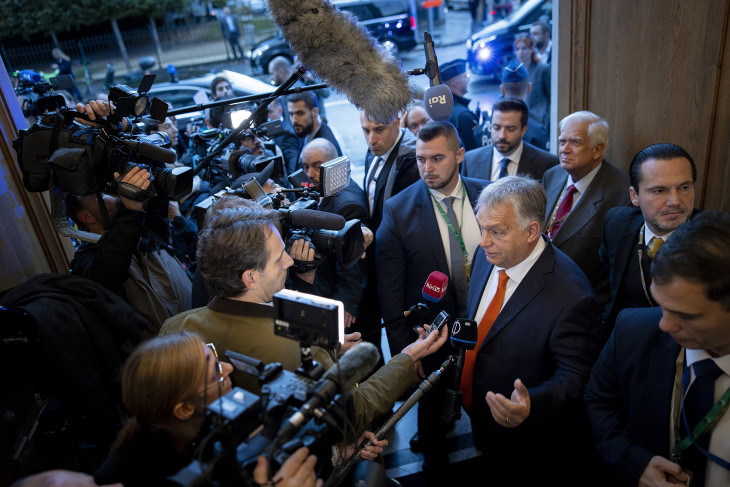 Orbán Viktor miniszterelnök nyilatkozik a sajtó képviselőinek a a brüsszeli Magyar Házban 2024. október 17-én - ha jobban megnézzük, a miniszterelnök szavair a HírTV és az M1 volt igazán kíváncsi  