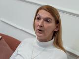 Baranyi Krisztina borítana: morzsák jutnak Budapestnek