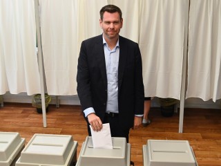 Vitézy Dávid, az LMP és a Vitézy Dáviddal Budapestért Egyesület főpolgármester-jelölje leadja szavazatát az önkormányzati, európai parlamenti (EP-) és nemzetiségi választásokon a XII. kerületi Diana utcai általános iskolában kialakított szavazókörben 2024. június 9-én. 