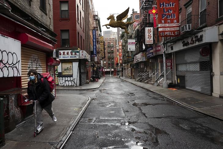 A máskor nyüzsgő forgalmú Pell utca a New York-i Chinatownban a koronavírus-járvány idején, 2020. április 13-án. MTI/AP/Mark Lennihan