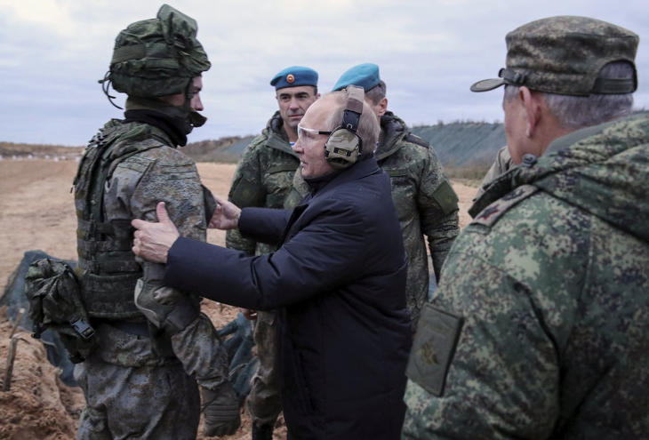 Vlagyimir Putyin orosz elnök látogatást tesz az újonnan hadkötelezettség alá vont férfiak kiképzőközpontjában. A valósgának köze sincs a propagandához? Fotó: MTI/EPA/Szputnyik/Mihail Klimentyev