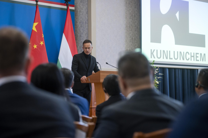 Szijjártó Péter a KunlunChem beruházásáról tartott sajtótájékoztatón a Külgazdasági és Külügyminisztériumban 2025. március 7-én