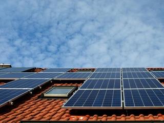 A gyármentő csomagban napelemet telepítő cégek sem töltheti vissza hálózatba az áramot