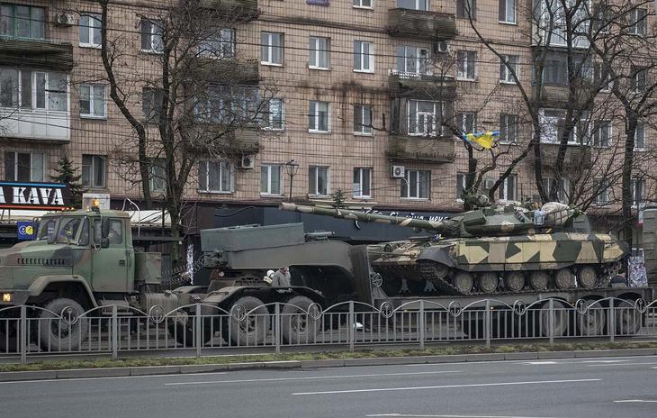 Ukrán tank érkezik Mariupolba a háború első napján. Fotó: UNIAN