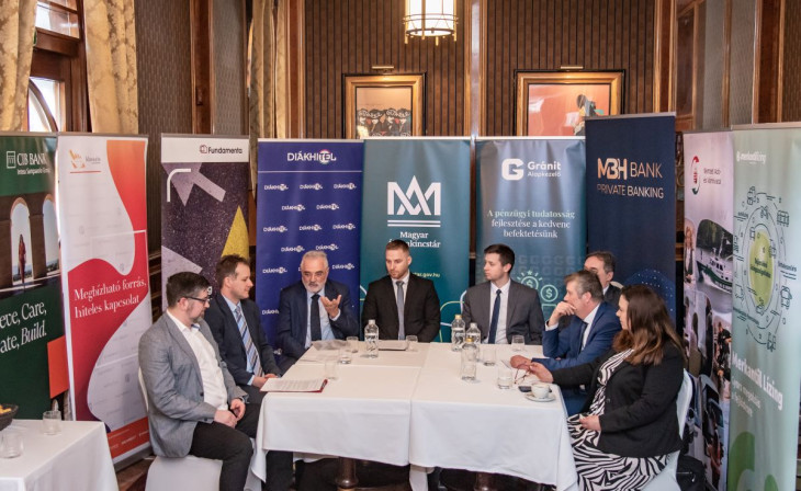 A Gundel Étteremben rendezett sajtótájékoztatón jelen volt (balról jobbra): Gáspár András, a Klasszis Média Lapcsalád lapigazgatója, Kopcsa Balázs, a Fundamenta Lakáskassza Treasury igazgatója, Bugár Csaba, a Magyar Diákhitel Központ elnök-vezérigazgatója, György Dániel, a Magyar Államkincstár Állampapír Forgalmazásért felelős igazgatója, Böröczky Dezső, a Gránit Alapkezelő stratégiai és üzletfejlesztési vezetője, Fodor Béla, az MBH Bank Private Banking értékesítési igazgatója, dr. Lambertus József, a Nemzeti Adó- és Vámhivatal főosztályvezetője és Ivancsik Orsolya, a Merkantil Bank üzlettámogatási és HR ügyvezető igazgatója 
