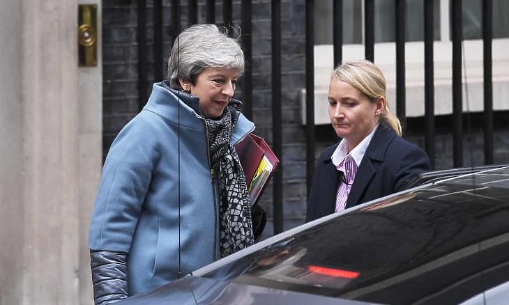 Theresa May kilép a brit kormány székhelyéül szolgáló londoni Downing Street 10. ajtaján szerda délután. (Fotó: Shutterstock)