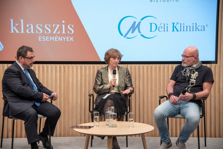 Dr. Zacher Gábor, Dr. Perczel-Forintos Dóra és Bocskai István, a panelbeszélgetés moderátora a Klasszis Média konferenciáján március 27-én