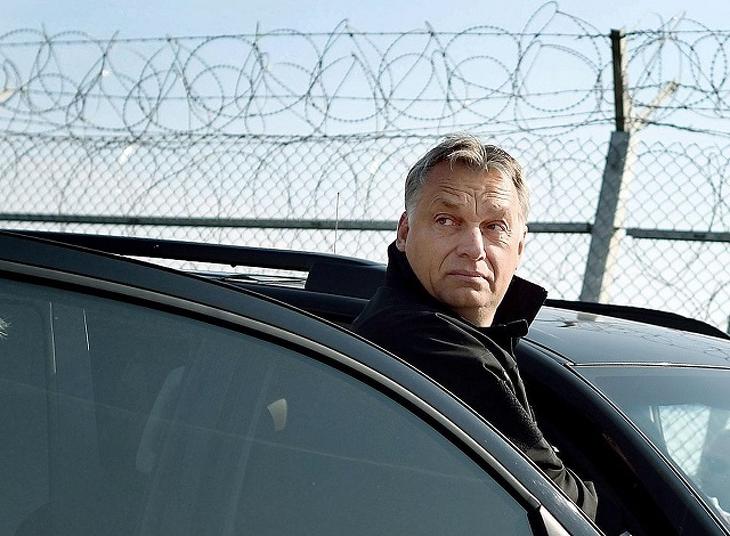 Orbán Viktor a határkerítésnél, évekkel ezelőtt. (Fotó: MTI)