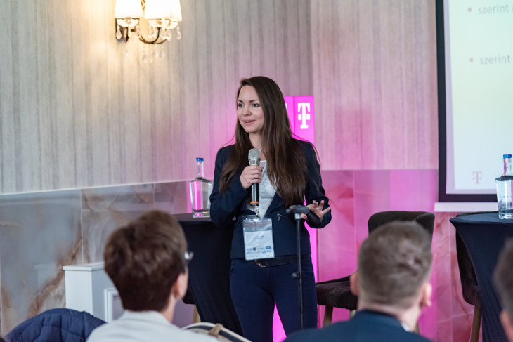 Szabó-Molnár Csilla előadása a Magyar Telekom részéről, a Klasszis Fenntarthatóság 2025 konferencián
