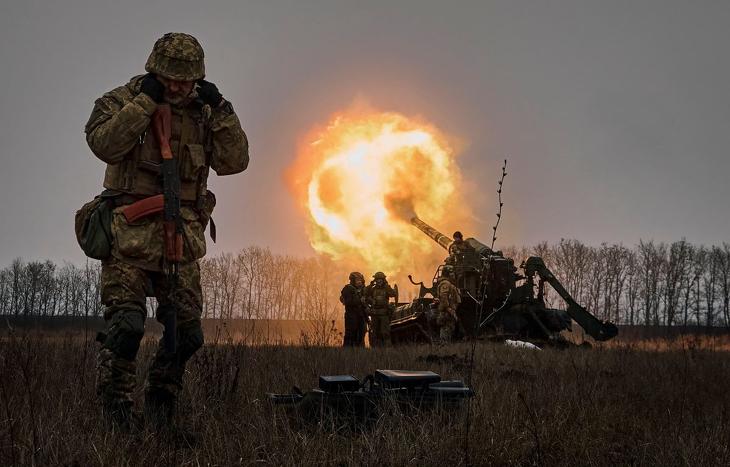 Ukrán katonák egy 203 milliméteres Pion önjáró löveggel támadják az orosz állásokat a kelet-ukrajnai Donyecki területen fekvő Bahmut közelében. Fotó: MTI/AP