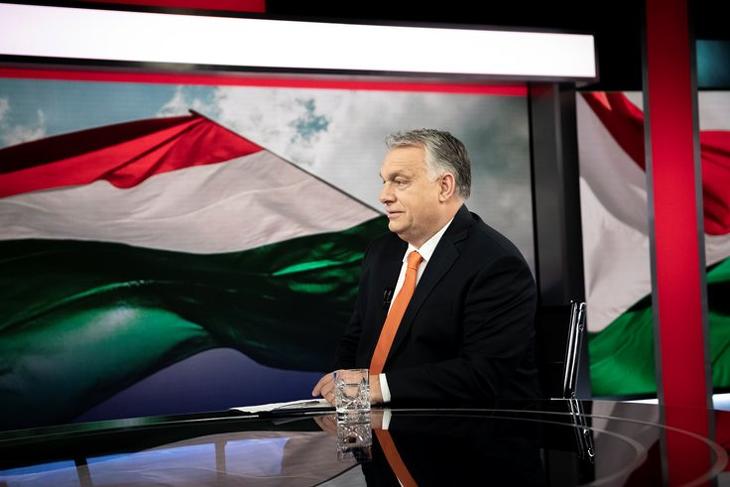  Orbán Viktor interjút ad az M1 aktuális csatornának 2022. február 27-én. MTI/Miniszterelnöki Sajtóiroda/Benko Vivien Cher