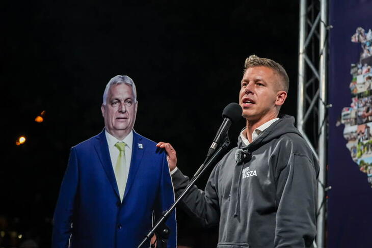 Magyar Péter a Tisza Párt országjárásának miskolci állomásán szeptember 23-án, Orbán Viktor kartonfigurája mellett.