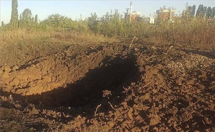 A Dél-ukrajnai Atomerőmű sajtóosztályának felvétele az Enerhoatom állami vállalat által üzemeltetett atomerőműtől 300 méterre becsapódott bomba tölcséréről a Mikolajiv területi Juzsnoukrajinszk város közelében 2022. szeptember 19-én. Fotó: MTI/AP/Dél-ukrajnai Atomerőmű sajtóosztálya