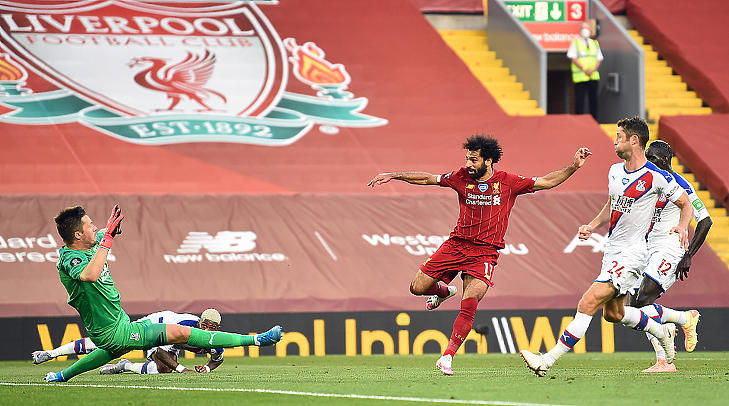 Mohamed Salah gólt szerez a zárt kapus Liverpool - Crystal Palace meccsen, 2020. június 24-én. (Fotó: VCG)