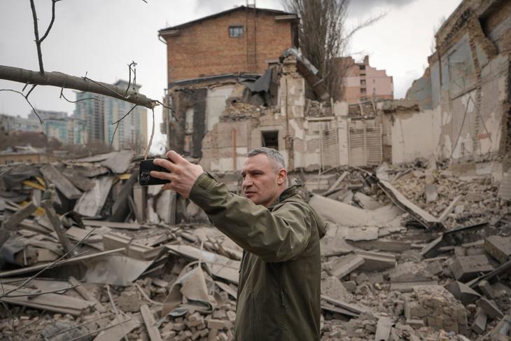 Vitalij Klicsko kijevi polgármester fotót készít egy orosz légitámadásban megsemmisült épület romjainál a kijevi Pecserszk kerületben 2024. március 25-én. A légicsapásban legkevesebb öt ember sérült meg, közülük kettőt kórházba szállítottak