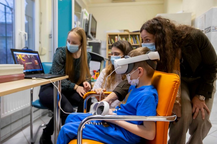 A gyerekekegyből i is próbálták a VR-szemüveget. Fotó: MTI/Kovács Tamás