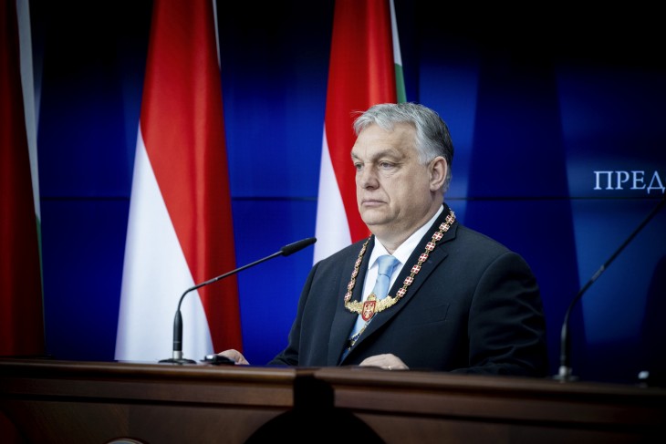 A Miniszterelnöki Sajtóiroda által közreadott képen Orbán Viktor miniszterelnök, miután átvette a boszniai Szerb Köztársaság Érdemrendje láncon kitüntetést Milorad Dodiktól, a boszniai Szerb Köztársaság elnökétől Banja Lukában 2024. április 5-én.