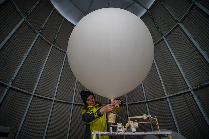 Meteorológiai ballont készít elő egy munkatárs az Országos Meteorológiai Szolgálat (OMSZ) Gilice téri mérőállomásán Budapesten 2019. január 24-én. Fotó: MTI/Balogh Zoltán 