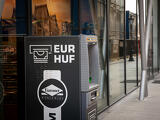 Felkelt a padlóról a forint, de nem bikázta be a pénteket