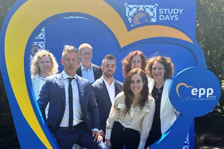 Magyar Péter és csapata Portugáliában a néppárti rendezvényen   