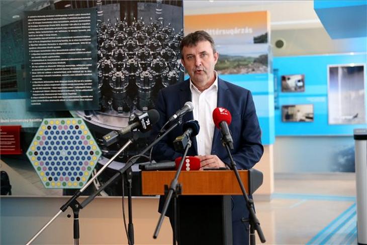 Palkovics László technológiai és ipari miniszter a Paksi Atomerőmű Látogatóközpontjában 2022. június 24-én. Fotó: MTI
