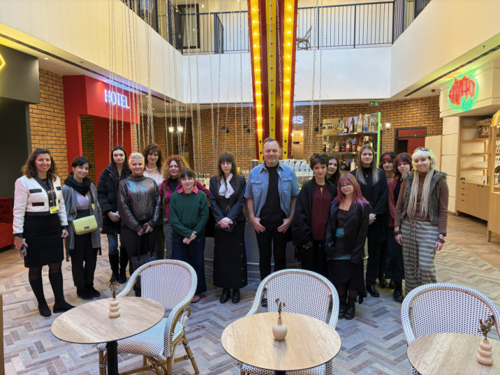 A Klasszis TopDesign 2025 fiatal díjazott tervezői és kísérő tanáraik a Hotel Vibe különleges közösségi terében a vendéglátókkal - középen Varró Zoltán (VarroDesign), bal szélen Anek Dóra, a CPI Hotels képviseletében.