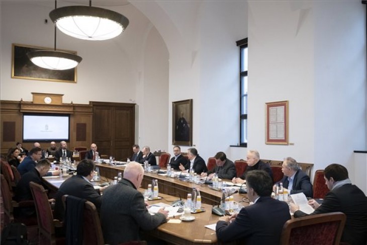A Miniszterelnöki Sajtóiroda által közreadott képen Orbán Viktor miniszterelnök (jobbról középen) kormányülést tart a Karmelita kolostorban 2022. december 10-én. A miniszterek gazdasági és energiabiztonsági ügyekről tárgyalnak. Fotó: MTI/Miniszterelnöki Sajtóiroda/Benko Vivien Cher