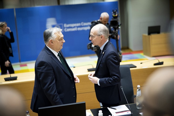 Orbán Viktor miniszterelnök és Luc Frieden luxemburgi miniszterelnök az Európai Unió tagországai állam- és kormányfőinek rendkívüli csúcstalálkozóján Brüsszelben 2024. február 1-jén. Fotó: MTI/Miniszterelnöki Sajtóiroda/Fischer Zoltán 