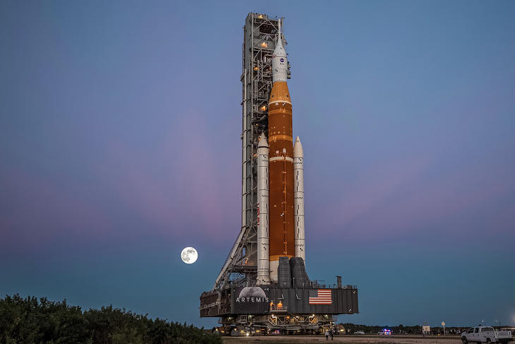 A ma a tervek szerint útnak induló Space Launch System és az Orion űrkapszula útban a kilövőállás felé. Fotó: NASA